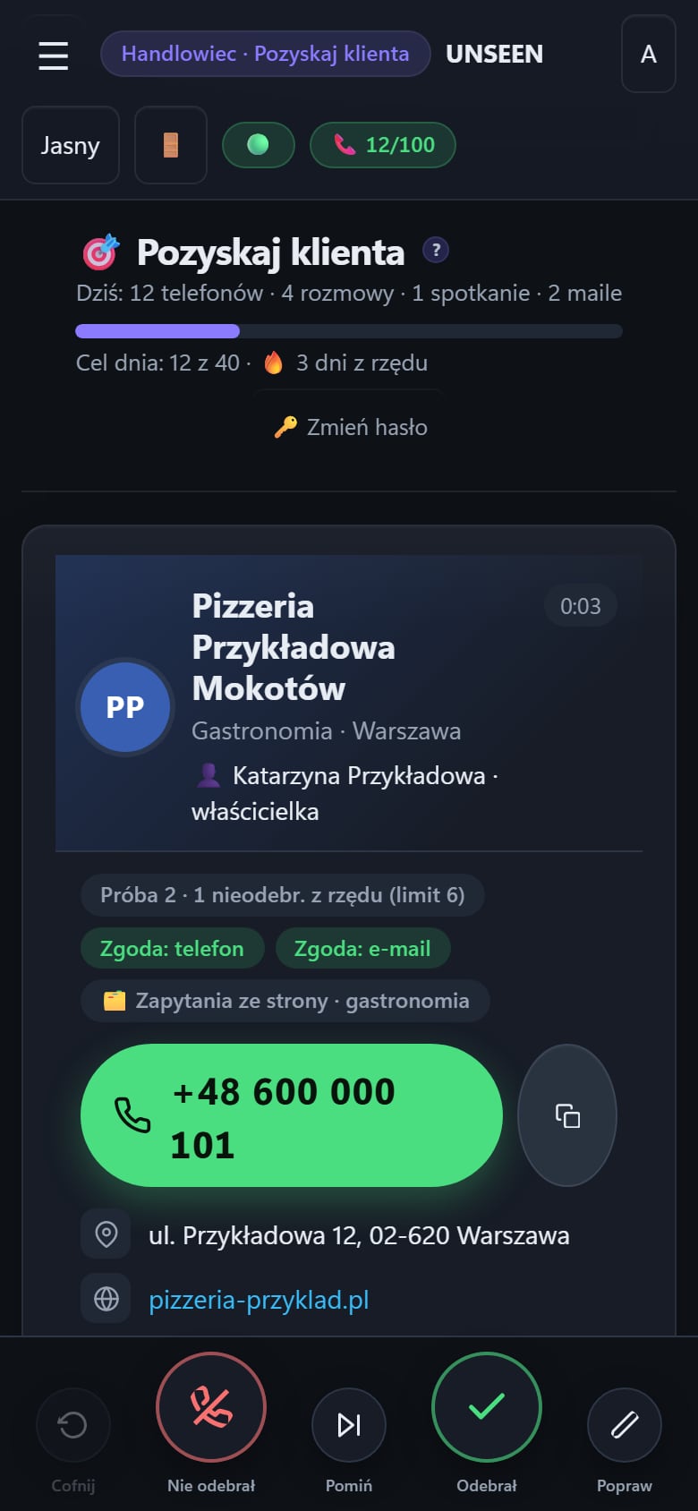 Ta sama karta klienta na ekranie telefonu z dużym przyciskiem numeru