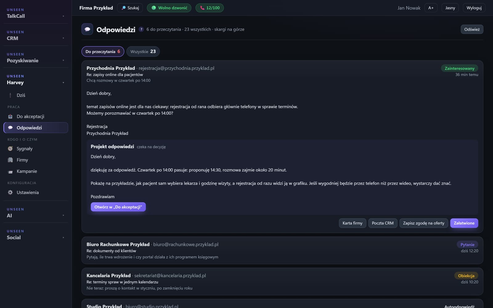 Mail od klienta, a pod nim projekt odpowiedzi napisany przez AI z przyciskiem Otwórz w Do akceptacji